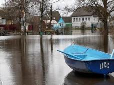 Источник фото © https://xn--90aivcdt6dxbc.xn--p1ai/articles/questions/social-protection/bezopasnost/kak-vesti-sebya-pri-vesennem-pavodke/ Как вести себя при весеннем паводке?